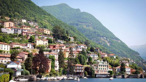 italienische Bauweise schmiedet sich an den Berghängen bis ans Ufer des Sees