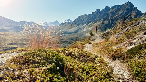 Als Biker erlebt man pures Abenteuer und schöne Landschaften im Val d'Anniviers im Kanton Wallis.