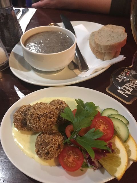 Gemüse mit Suppe und Brot liegt auf einem Teller in einem Pub auf dem Wanderweg West Highland Way in Schottland.