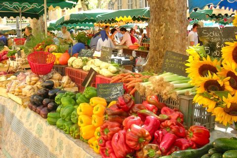 Traditioneller Markt mit Produkten der Wandergegend Provence