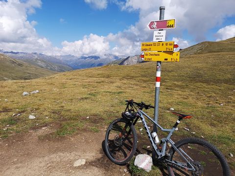 Ein Velo steht an einem Wegweiser im Schweizerischen Nationalpark.