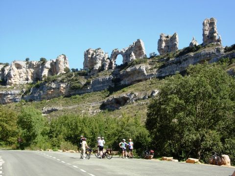 Radfahrer betrachten die Felsformationen auf dem Tourenweg in Spanien. 