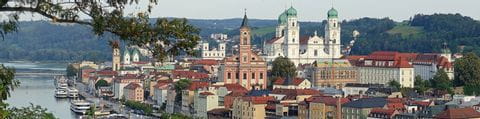 Bild zeigt die Stadt Passau mit Fluss auf der linken Seite. 