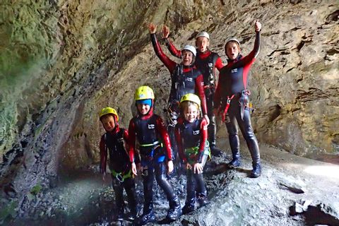 Familie in der Höhle beim Canyoning