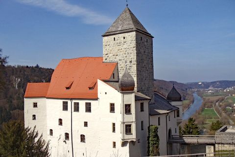 Blick auf die Kirche und den Fluss Altmühl