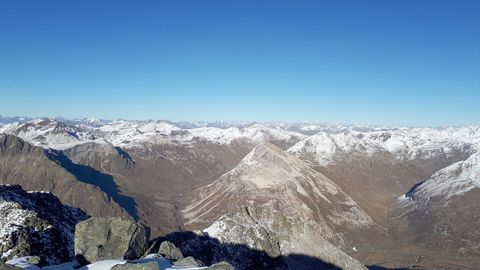 Bergpanorama über die schneebedeckten Gipfel der Alpen.