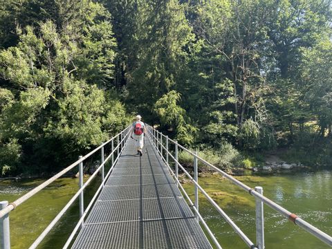 Auf der Charbonnière-Brücke den Doubs überqueren