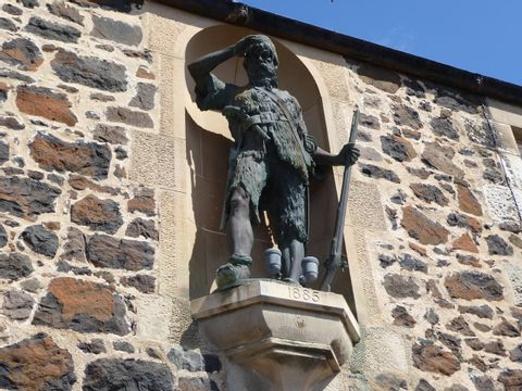 Statue bei der Küstenwanderung in Schottland. Wanderferien mit Eurotrek.