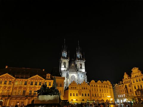 Die beleuchtete Altstadt und Kathedrale in Prag fotografiert bei Nacht.