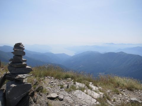 Panoramasicht vom Monte Taramo mit Steintürmchen.