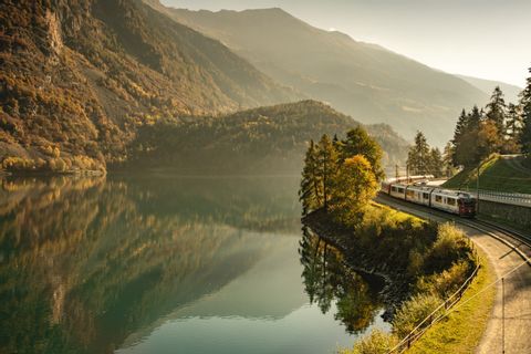 Goldene Stunde am See in Poschiavo. Bernina-Tour: Wanderferien mit Eurotrek.