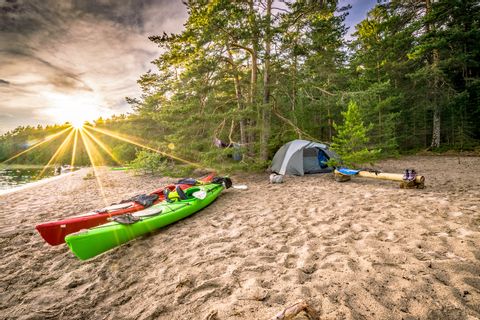 Platz zum Campen mit Kajak und Zelt im Paddelurlaub in Finnland