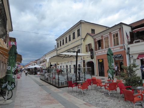 Eine Fussgängerzone in einer Stadt in Albanien.