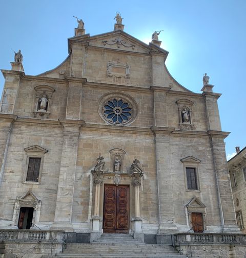 Blick auf die Stiftskirche St. Pietro e Stefano in Bellinzona