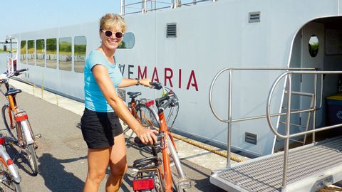 Eine Frau belädt ein Schiff mit Fahrräder auf der Reise von Eurotrek.