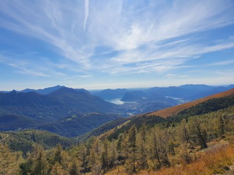 Auf der Wanderung Sentiero Lago di Lugano erblickt man tolle Aussichten auf Lugano und Umgebung.