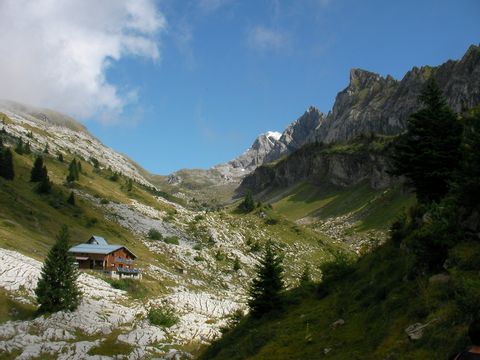 Eine einsame Berghütte gelegen inmitten einer Berglandschaft in Frankreich.