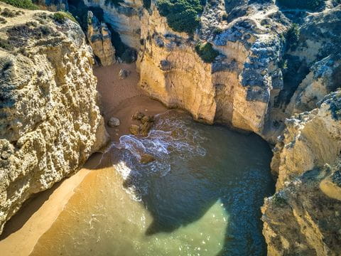 Felsküste in Portugal mit steil abfallenden Klippen. 