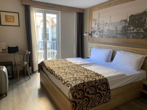 Ein schönes Bett in einem Hotelzimmer in Piran. 