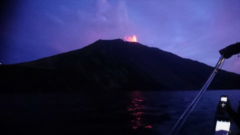 Der Vulkan Stromboli bei Nacht vom Boot aus gesehen.