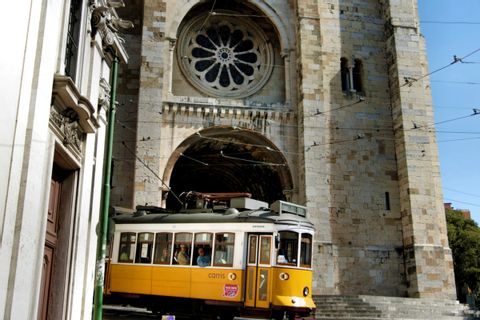 Alte Straßenbahn vor der Sé Kathedrale in Lissabon