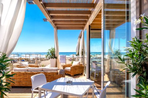 Blick von der Terrasse auf den Strand beim Tomobolo Talasso Resort