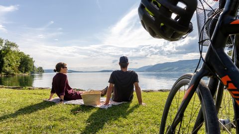 Biker im Jura - Repos au bord du lac. Jura.route. Vacances à vélo avec Eurotrek.