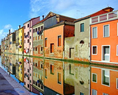 Farbige Häuser entlang eines Flusses in Chioggia in Italien. 