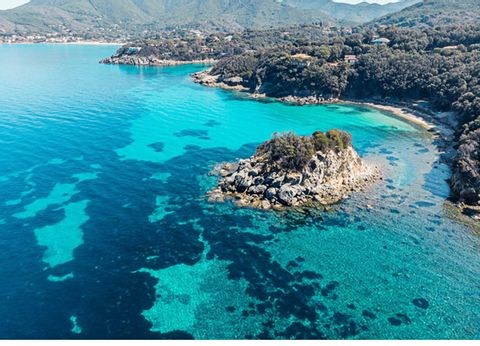 türkisblaues Wasser an der Küste der Insel Elba