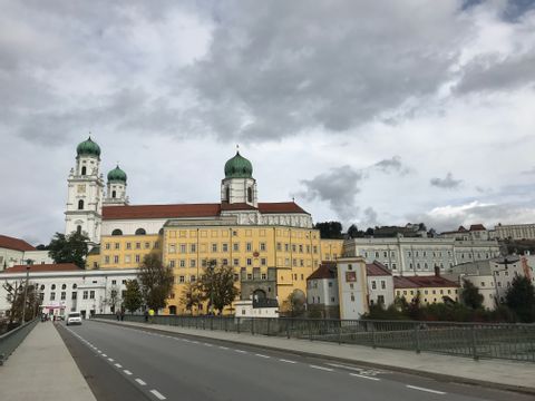 Auf der Marienbrücke (Innbrücke) mit Blick auf Dom St. Stefan in Passau. Donau Radweg. Veloferien mit Eurotrek.