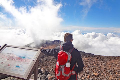 Wanderer und Passatnebel über Teide