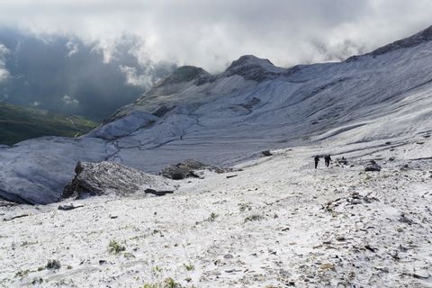 Schneebedeckte Landschaft. Mont Blanc West. Wanderferien mit Eurotrek.