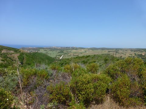 Ausblick auf die Landschaft und das Meer in Sizilien mit blauem Himmel.