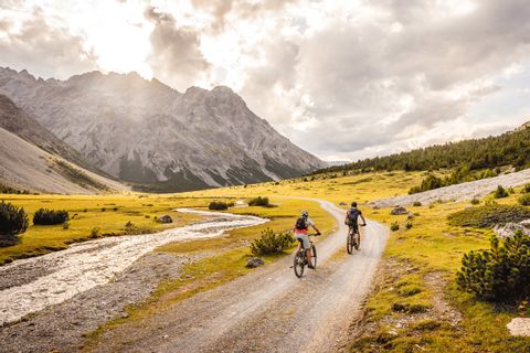 Zwei Mountainbikefahrer auf einem Weg inmitten karger Naturlandschaft