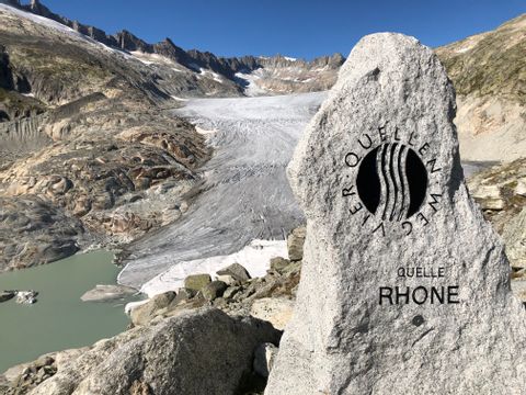 Der Stein zur Signalisierung der Rhone-Quelle vor dem Rhone-Gletscher.