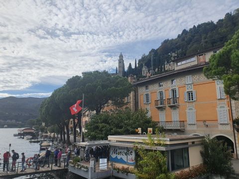 Der Bootssteg an den Ufern des Lago di Lugano bei einem leicht bewölkten Tag.