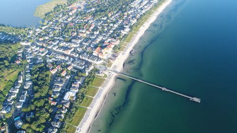 Die längste Seebrücke Rügens von Vogelperspektive führt bis in die Ostsee hinaus. 