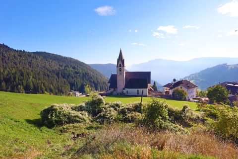Blick auf die Kirche in Mölten bei strahlendem Sonnenschein