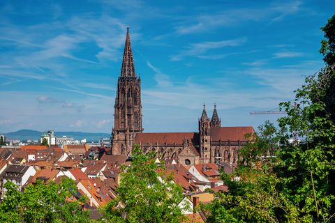 über den Dächern von Fribourg erhebt sich die Kathedrale in den Himmel