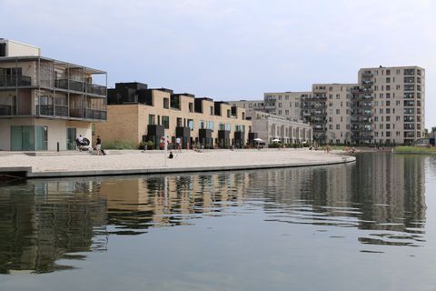 Eine sehr moderne Uferpromenade in Kopenhagen, komplet mit neuen Häusern gebaut.
