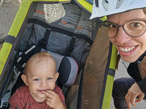 Andrea mit ihrem Sohn beim Velofahren auf Eurotrek Studienreise. 