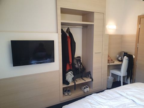 Das Hotelzimmer im Hotel Home in Locarno ist modern eingerichtet. 
