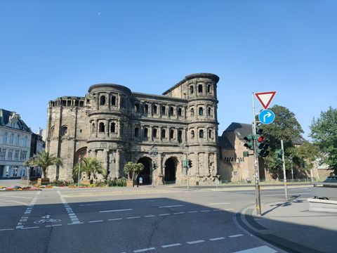 Porta Nigra in Trier beeindruckt.