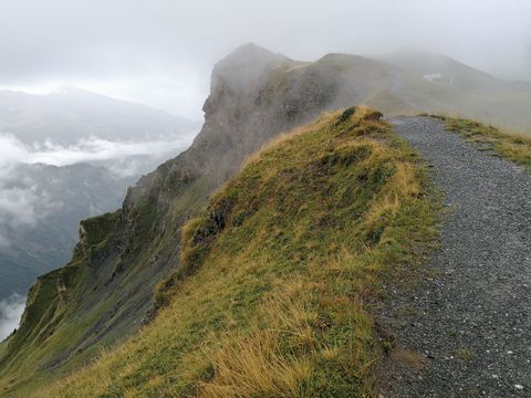 Man sieht einen Wanderweg auf einem Bergkamm.