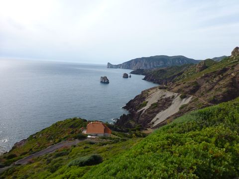 Die Küste von Sardinien mit den bewachsenen Klippen. 