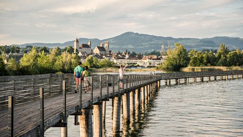 Pont en bois à Rapperswil-Hurden. Via Jacobi, en allemand. Vacances de randonnée avec Eurotrek.