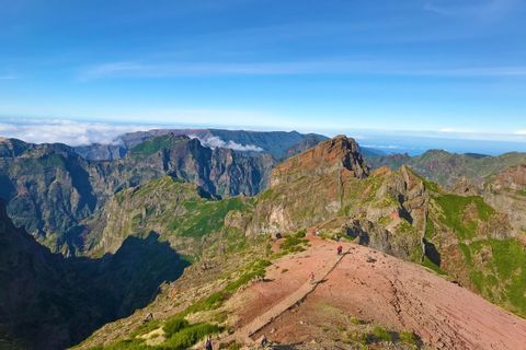 Wandern durch die Gebirgslandschaft Madeiras