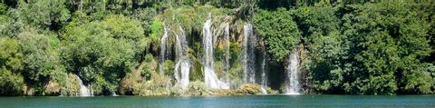 Mehrere Wasserfälle stürzen in der Region Dalmatien in Kroatien ins Meer.