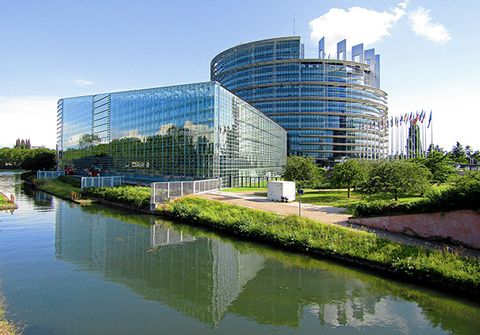 Blick auf das Europäische Parlament in Strassburg. Aktivferien mit Eurotrek.