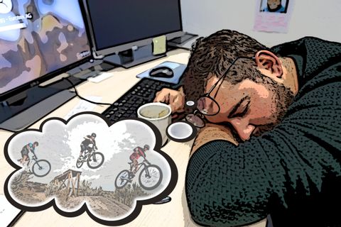 Zeichnung eines Mannes der vor dem PC eingeschlafen ist und vom Mountainbiken träumt